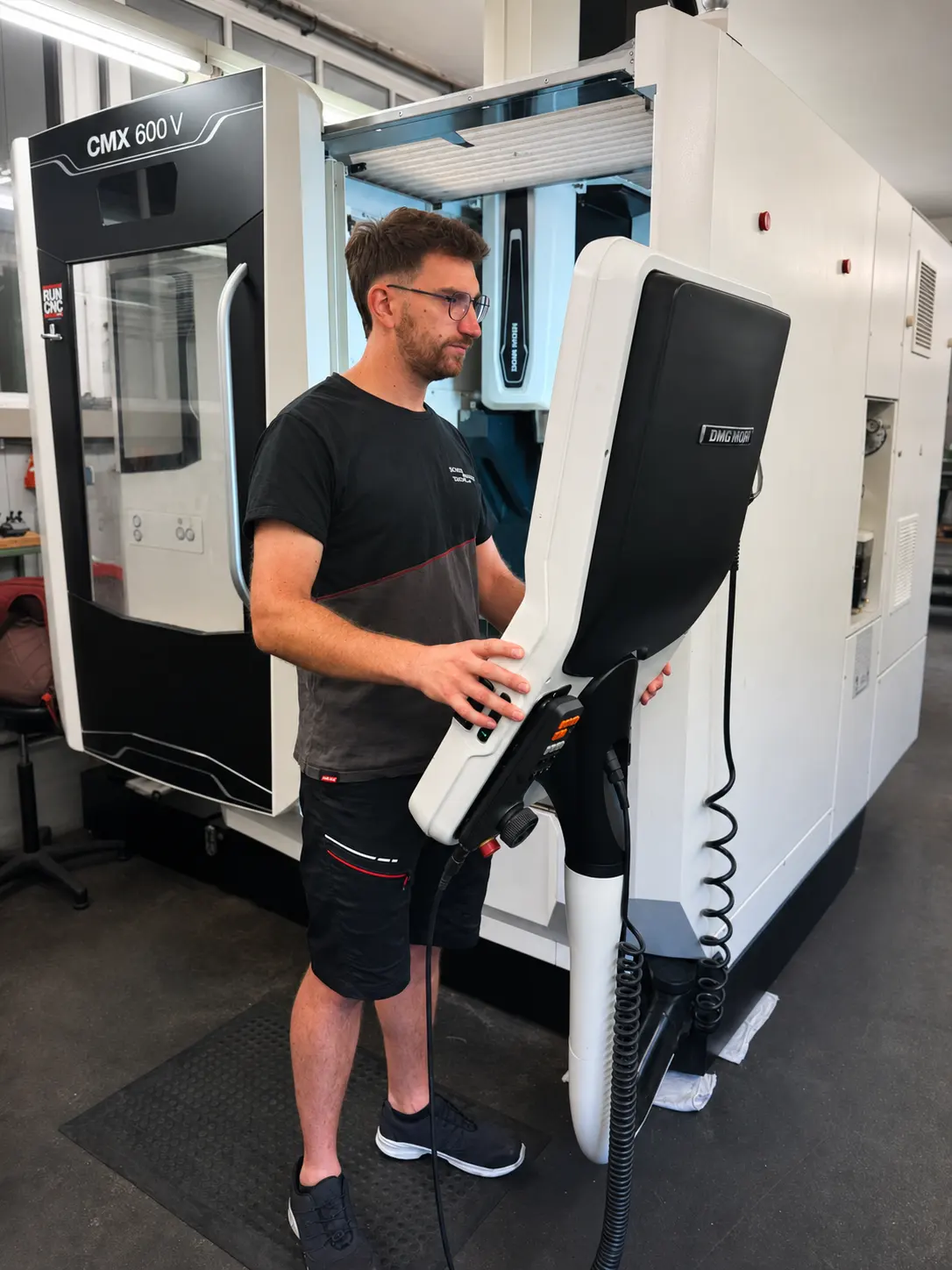 Mitarbeiter bedient eine CNC-Fräsmaschine bei SKT