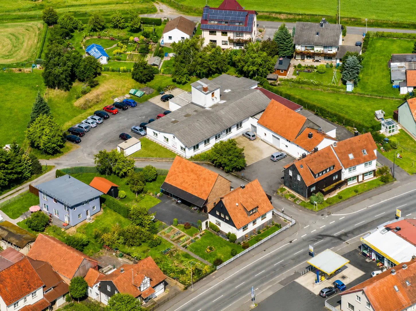 Luftaufnahme des SKT-Firmengebäudes in Burgwald-Bottendorf