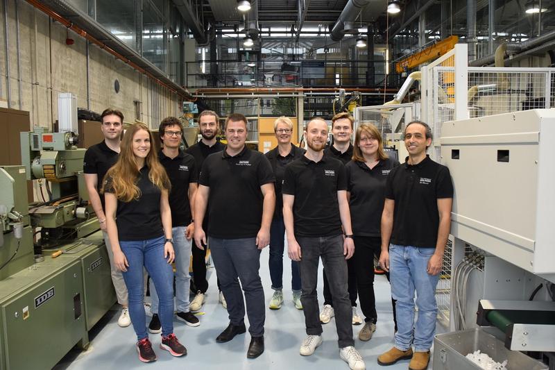 Team von Schreck Kunststofftechnik in der Fertigung